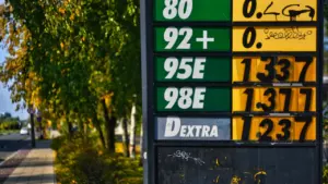 Degvielas cenas Latvijā: ko izmaiņas nozīmē 45 litru bākai