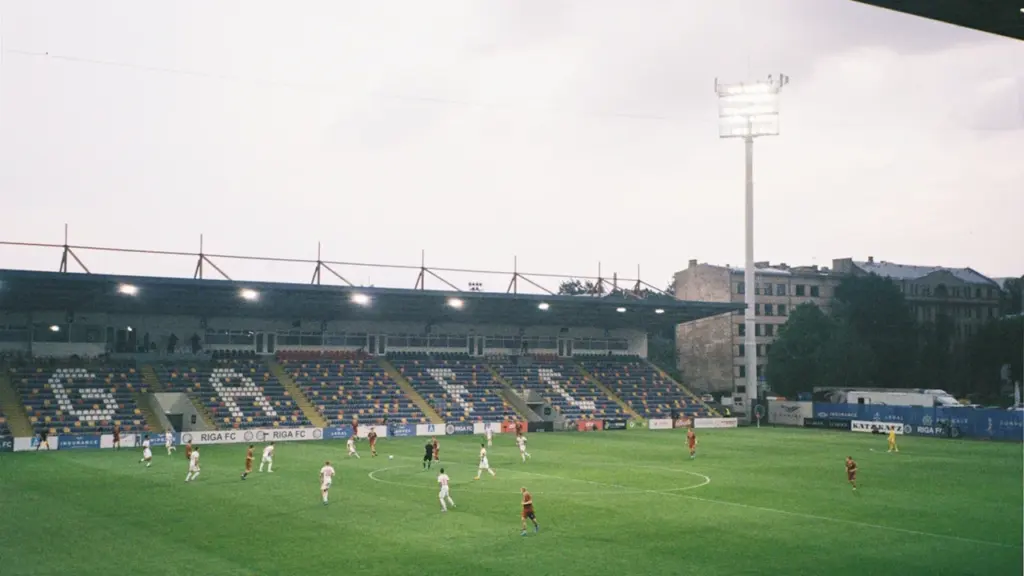 Futbola spēle Rīgā, stadionā, gatavojoties nākamajiem starptautiskajiem kvalifikācijas turnīriem un spēļu izaicinājumiem.