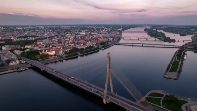 Latvijas valstiskuma ceļš: no 1918. gada līdz uzticībai šodien