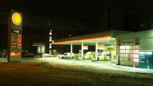 Degvielas cena Latvijā: kad lētāka uzpilde atmaksā ceļu