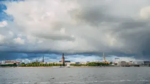 Svētdien Latvijā gaidāms lietus un stiprs vējš