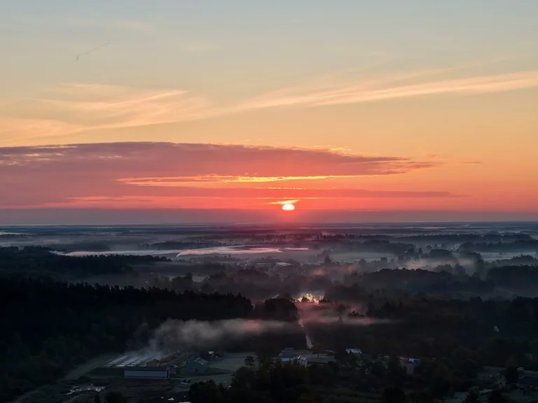 Rīta gaisma un celšanās laiks: rudens ritms Latvijā