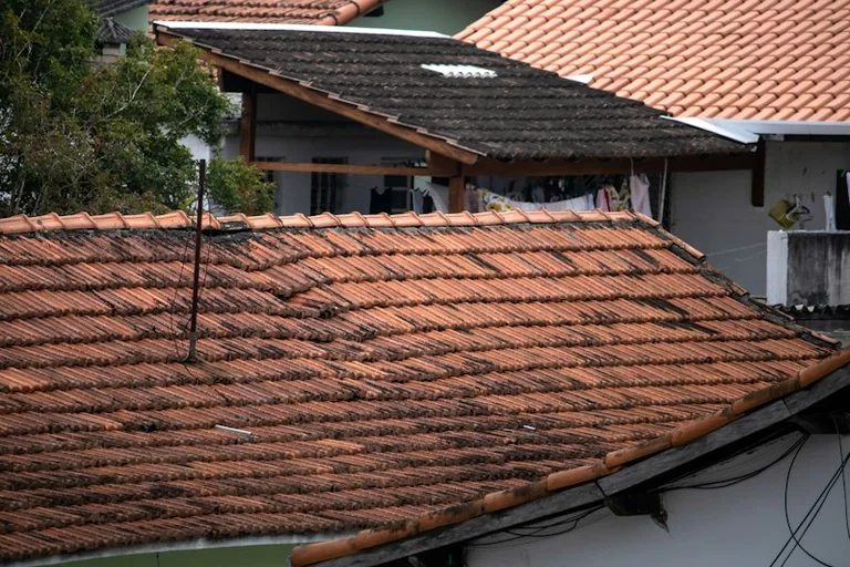 Stiprs vējš Latvijā: kā pārbaudīt risku mājoklim un ceļam